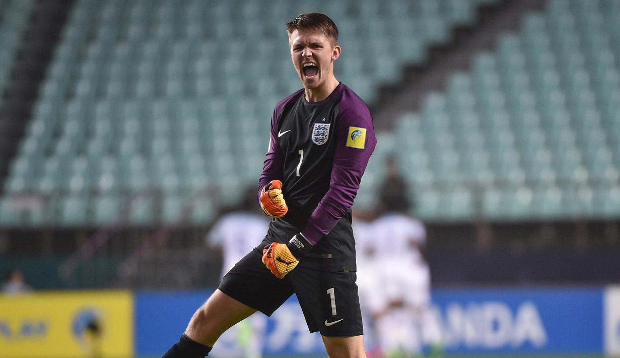Selebrasi kiper Inggris, Freddie Woodman setelah rekannya, Ademola Lookman mencetak gol ke gawang Kosta Rika dalam babak 16 besar Piala Dunia U-20 2017 di Jeonju, Korea Selatan (31/5/2017). Freddie Woodman yang sejak awal musim 2022/2023 membela Preston North End ini terpilih sebagai kiper terbaik pada Piala Dunia U-20 2017 Korea Selatan. (AFP/Kim Doo-ho)