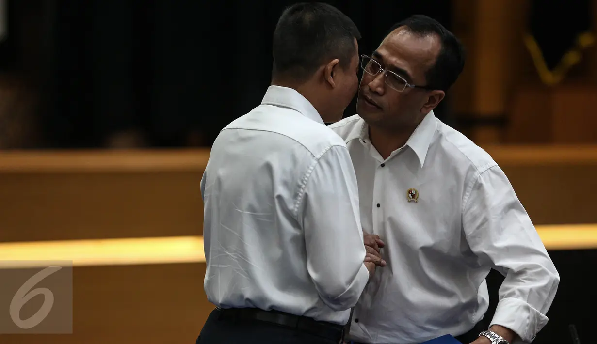 Ignasius Jonan dan Budi Karya Sumadi saling berpelukan usai menandatangani dokumen sertijab Menteri Perhubungan di Gedung Kemenhub, Jakarta, Kamis (28/7). Budi Karya resmi menjadi Menhub menggantikan Ignasius Jonan. (Liputan6.com/Faizal Fanani)