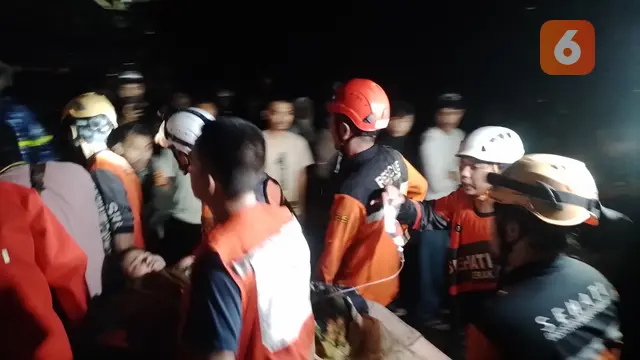 Evakuasi ibu hamil terjebak macet akibat akses jalan tertutup longsor di Jalan Raya Sukabumi-Sagaranten, Kampung Cijangkar Kabupaten Sukabumi (Liputan6.com/Fira Syahrin).