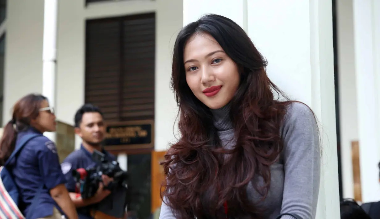 Putri sulung Aa Gatot dan Dewi Aminah, Suci Patia selalu hadir di Pengadilan Negeri Jakarta Selatan. Sebagai anak, kedatangannya sebagai bentuk memberi dukungan pada ayahnya yang sedang menghadapi banyak kasus. (Nurwahyunan/Bintang.com)