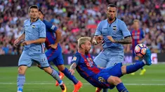  Lionel Messi berhasil mencetak dua gol sekaligus membawa Barcelona meraih kemenangan 3-2 atas Sampdoria pada pertandingan Trofeo Joan Gamper 2016 di Camp Nou, Kamis (11/8/2016) dini hari WIB. (AFP/Josep Lago)