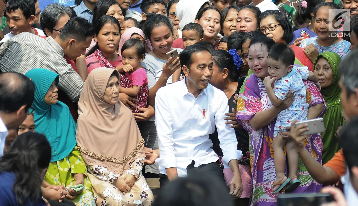 Calon presiden Joko Widodo (Jokowi) menyapa warga usai menyampaikan pidato kemenangannya di Kampung Deret, Tanah Tinggi, Jakarta, Selasa (21/5/2019). Pidato tersebut menanggapi keputusan KPU yang menetapkan pasangan Jokowi-Ma'ruf Amin sebagai pemenang Pilpres 2019. (Liputan6.com/Angga Yuniar)