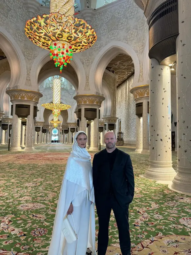 Jason Statham Kunjungi Masjid Syekh Zayed di Abu Dhabi dengan Rosie Huntington-Whiteley. (Instagram/  jasonstatham)