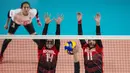 Pemain Voli Indonesia, Nandita Ayu dan Asih Titi, berusaha menghalang bola saat melawan Thailand pada laga Asian Games 2018 di Volley Indoor, GBK, Jakarta, Senin (27/8/2018). Indonesia kalah 1-3 dari Thailand. (Bola.com/Vitalis Yogi Trisna)