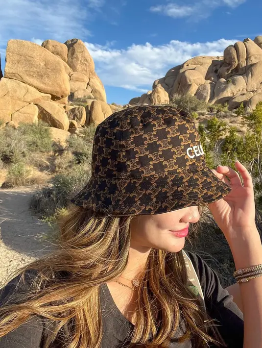 Menemani aktivitas tracking di Joshua Tree National Park, Luna Maya mengenakan bucket hat dari Celine. Bucket Hat berwarna cokelat dengan motif monogram dari Celine itu diperkirakan seharga Rp6,5 jutaan. (instagram/lunamaya)