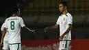 Pemain muda Persebaya Surabaya, Marselino Ferdinan (kanan) dipercayakan oleh pelatih Aji Santoso untuk bermain menemani sang kakak, Oktafianus Fernando (kiri) saat menghadapi PS Sleman di Piala Menpora 2021. (Foto: Bola.com/Ikhwan Yanuar)