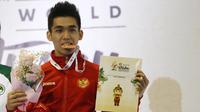 Atlet Wushu Indonesia, Haris Horatius saat menerima medali perunggu pada Kejuaraan Dunia Wushu 2015 di Istora Senayan, Jakarta, Senin(16/11/2015). (Bola.com/Nicklas Hanoatubun)