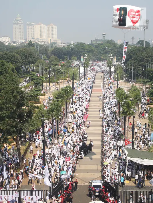 Sejumlah pendukung pasangan capres dan cawapres nomor urut 02, Prabowo Subianto dan Sandiaga Uno mengikuti kampanye akbar di Stadion Gelora Bung Karno, Jakarta, Minggu (7/4/2019). Sebagian besar simpatisan kompak menggunakan pakaian putih-putih. (Liputan6.com/Herman Zakharia)