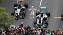 Ekspresi kegembiraan pebalap Mercedes, Lewis Hamilton, setelah menjadi juara F1 GP Monako di Sirkuit Monako, Minggu (29/5/2016). (AFP/Valery Hache)