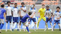 Pemain&nbsp;Timnas&nbsp;Uzbekistan U-17, Lazizbek Mirzaev (tengah), menendang bola dari tendangan bebas yang membuahkan gol saat melawan Timnas&nbsp;Inggris U-17 dalam pertandingan babak 16 besar Piala Dunia U-17 2023 yang berlangsung di Jakarta International Stadium, Jakarta, Rabu (22/11/2023). (Bola.com/Bagaskara Lazuardi)