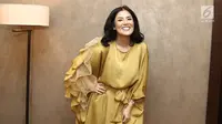 Artis Nindy membawakan busana rancangan Luna Maya saat trunk show kolaborasi antara Victoria Makeup Ateliar dengan Luna Habit di kawasan Senayan, Jakarta, Jumat (18/5). (Liputan6.com/Herman Zakharia)