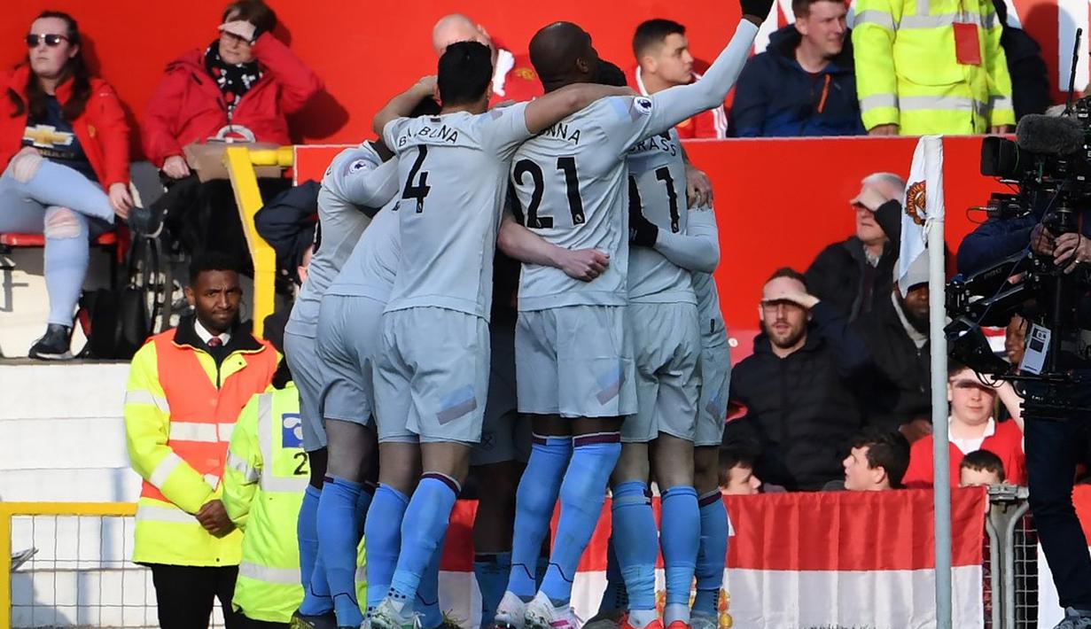 Perayaan gol pemain West Ham usai Felipe Anderson mencetak gol penyama kedudukan pada laga lanjutan Premier League yang berlangsung di Stadion Old Trafford, Minggu (14/4). Man United menang 2-1 atas West Ham. (AFP/Paul Ellis)