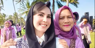 Ketua Tim Penggerak (TP) PKK Provinsi Jawa Timur, Arumi Bachsin mendampingi Ibu Negara Iriana Joko Widodo dan Ibu Wury Ma'ruf Amin saat kunjungan kerja ke Banyuwangi. Dalam acara tersebut juga melakukan aksi bersih sampah dan juga pelepasan 500 ekor tukik. [Youtube/Arumi Bachsin]