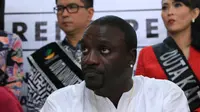 Menteri Sosial, Khofifah Indar Parawansa, menyambut baik program yang dibawa oleh Akon. Menyetujui kesepakatan memberikan penerangan. Satu visi dengan program percepatan elektrifikasi desa yang tengah dicanangkan pemerintah.(Adrian Putra/Bintang.com)