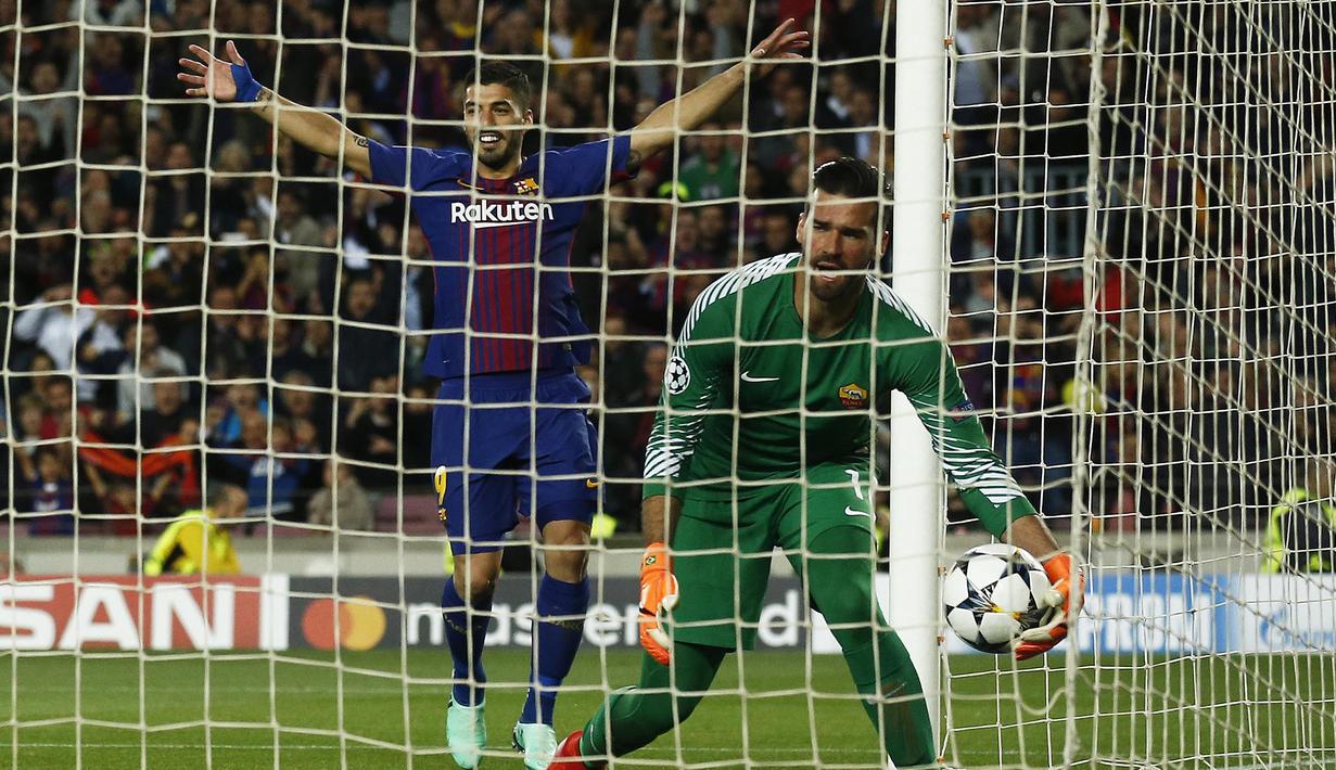 Striker Barcelona, Luis Suarez, melakukan selebrasi usai mencetak gol ke gawang AS Roma pada laga leg pertama perempat final Liga Champions di Stadion Camp Nou, Rabu (4/4/2018). Barcelona menang 4-1 atas AS Roma. (AFP/Manu Fernandez)