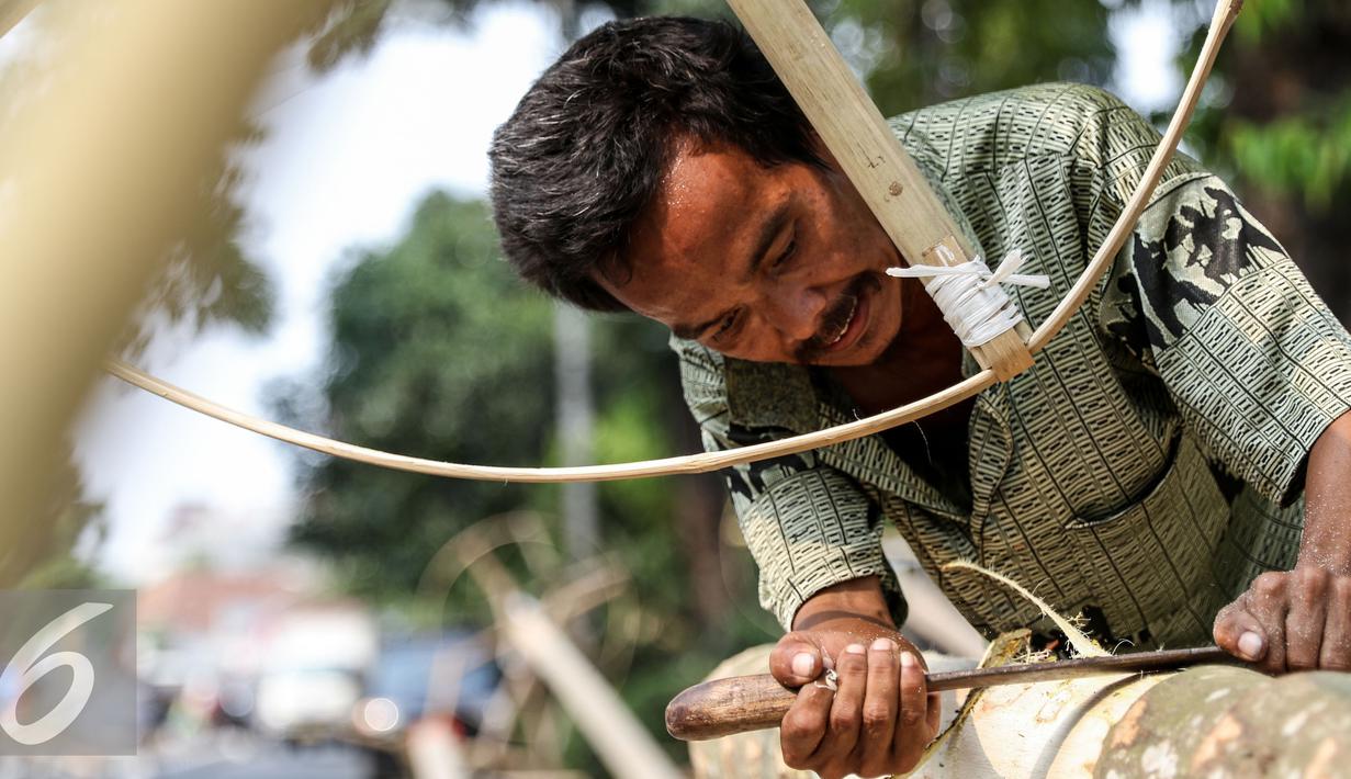 Seorang pengrajin menyerut pohon Pinang di kawasan Manggarai, Jakarta, Senin (10/8/2015). Jelang HUT Kemerdekaan RI  permintaan Pohon Pinang meningkat dengan nilai jual berkisar Rp 900 ribu- Rp 1 juta. (Liputan6.com/Yoppy Renato)