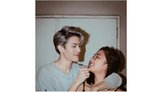 Potret Kebersamaan Marion Jola dengan Pasangan