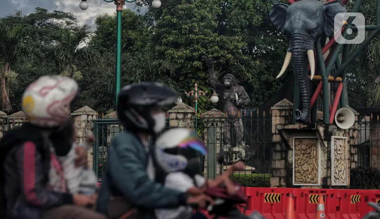 Pengendara melintas di depan Ragunan yang tutup di Jakarta, Senin (25/5/2020). Pada musim libur lebaran Taman Margasatwa Ragunan yang biasa ramai pengunjung masih tutup karena masih dalam masa pemberlakuan Pembatasan Sosial Berskala Besar (PSBB). (Liputan6.com/Johan Tallo)