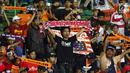 Suporter Persija membentangkan syal merayakan kemenangan tim Macan Kemayoran atas Perserui pada lanjutan Liga 1 Indonesia di Stadion Patriot Candrabhaga, Bekasi, Selasa (13/6). Persija menang telak 3-0 atas perserui. (Liputan6.com/Helmi Fithriansyah)