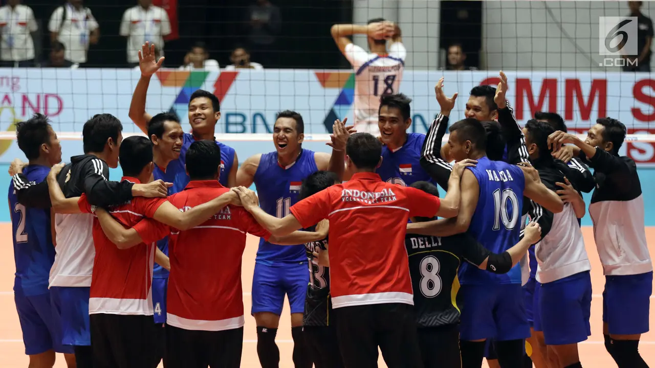 Pemain Timnas Voli Indonesia merayakan kemenangan atas Iran di perempat final Kejuaraan Voli Asia 2017 di GOR Tri Dharma, Gresik, Minggu (30/7/2017). Indonesia menang 3-2 (18-25, 18-25, 25-23, 25-24, 15-11). 