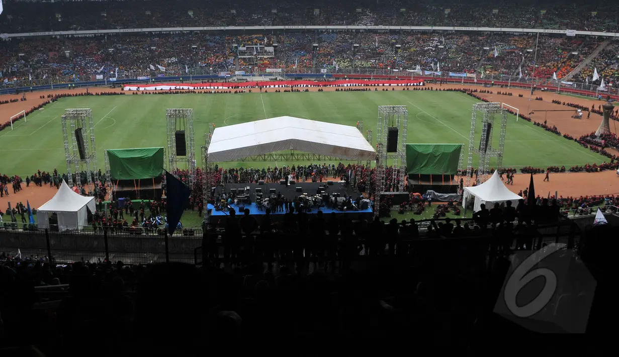 Suasana Stadion Gelora Bung Karno saat perayaan hari buruh sedunia (May Day), Jakarta, Jumat (1/5/2015). Mereka menuntut melawan kebijakan upah murah dan kenaikan upah setiap lima tahun sekali. (Liputan6.com/Herman Zakharia)
