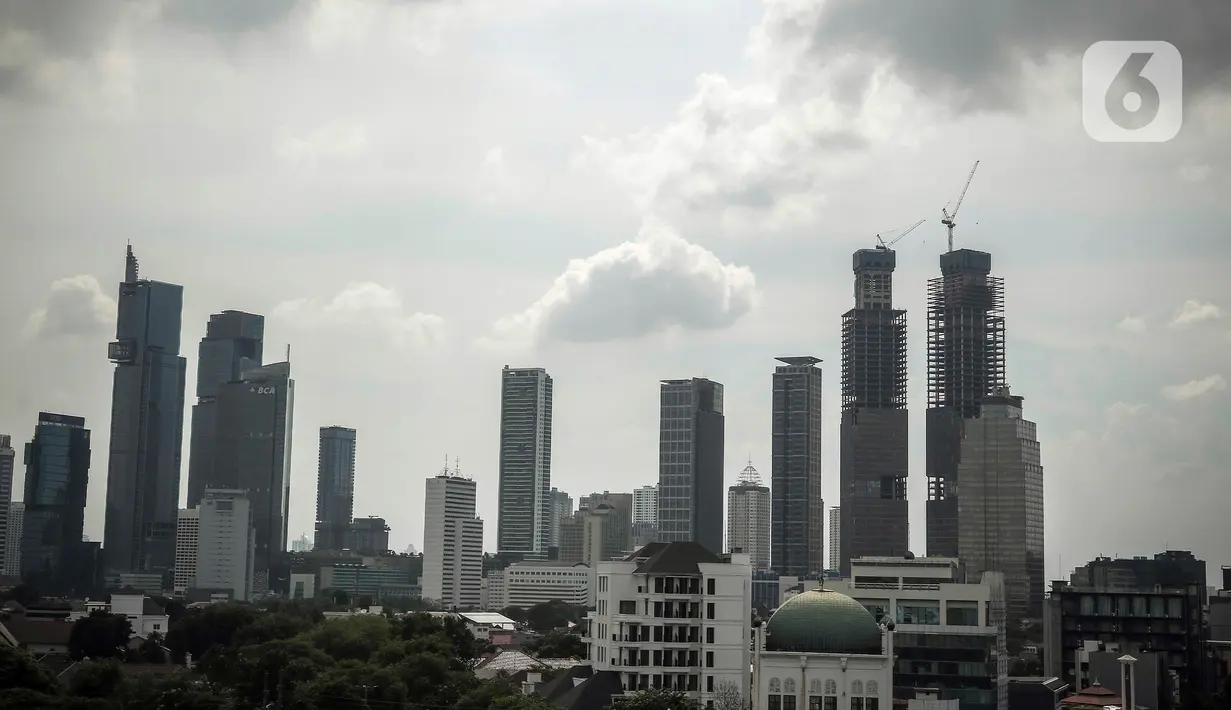 “Alhamdulillah, Januari sampai Desember 2023 sebesar Rp 1.418 triliun, tumbuh 17,5 persen secara tahunan dan 101,3 persen dari target investasi tahun 2023,” ujar Bahlil dalam konferensi pers kinerja investasi tahun 2023, di Gedung Kementerian Investasi/BKPM, Jakarta, Rabu (24/1/2024). (Liputan6.com/Angga Yuniar)