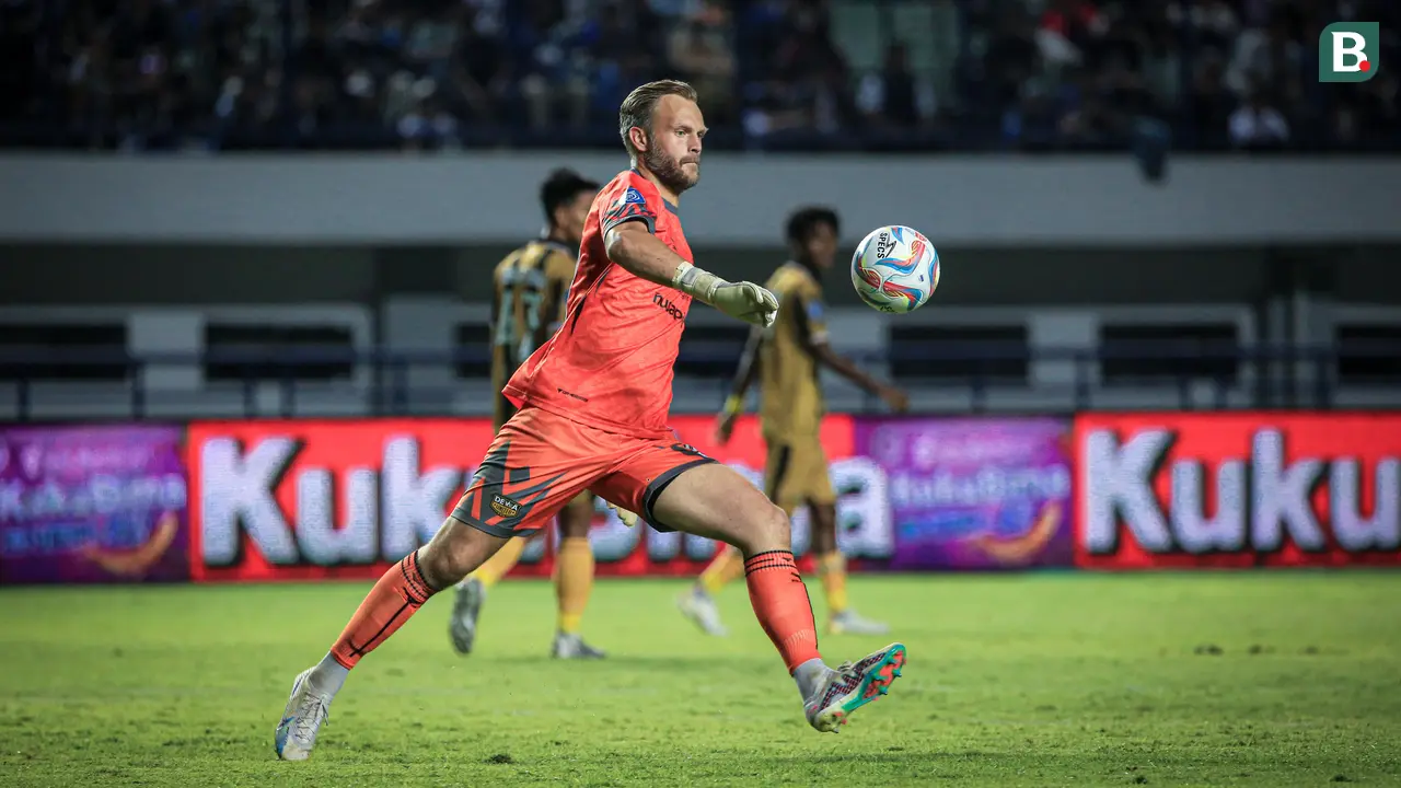 Foto: Aksi Solid Kiper Asing Dewa United, Sonny Stevens sebelum Akhirnya Dibobol Tendangan Ezra Walian di BRI Liga 1 2023 / 2024