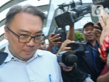 Direktur Utama PT Sinarmas Asset Management Alex Setyawan usai menjalani pemeriksaan di gedung Jampidsus Kejaksaan Agung, Rabu (15/1/2020). Alex Setyawan diperiksa sebagai saksi dalam kasus dugaan korupsi pengelolaan keuangan dan dana investasi PT Asuransi Jiwasraya. (Liputan6.com/Herman Zakharia)