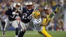 Pemain New England Patriots, Bradley Fletcher menahan laju dari pemain Green Bay Packers, Myles White pada laga pramusim NFL di Stadion Gillette, US, Kamis (13/8/2015). (USA Today Sports/David Butler II)