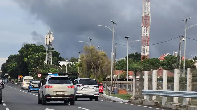 Kebakaran yang melanda pabrik di daerah Teluknaga, Kabupaten Tangerang, ternyata berdampak ke area Bandara Soekarno-Hatta, Minggu (30/3/2025). (Liputan6.com/Pramita Tristiawati)