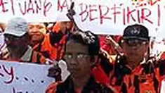 Nasabah Bank Century minta ketegasan pemerintah, dalam hal ini Menteri Hukum dan HAM Patrialis Akbar. Sang menteri menjelaskan bahwa 13 tersangka masih dikejar.
