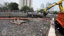 Pekerja tengah mengangkut sampah yang memenuhi Kali Sentiong, Sunter, Jakarta, Kamis (12/11). Sistem pengelolaan sampah yang buruk di Ibukota menjadi salah satu penyebab Kali Sentiong kerap dipenuhi sampah. (Liputan6.com/Immanuel Antonius)