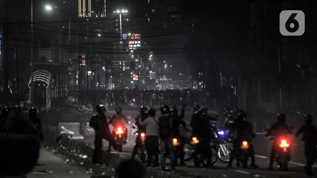 FOTO: Upaya Polisi Pukul Mundur Massa Ricuh di Harmoni