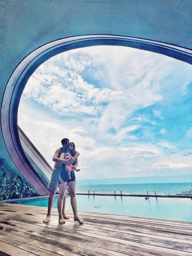 7 Momen Caesar Hito dan Felicya Angelista Pertama Kali Ajak Anak Liburan, Seru Banget