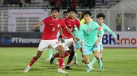 Pemain Timnas Indonesia U-20, Rahmat Syawal (kiri) bersiap menerima bola&nbsp;dibayangi pemain Timnas China U-20 pada laga persahabatan yang berlangsung di Stadion Madya, Senayan, Jakarta, Jumat (22/03/2024). (Bola.com/Abdul Aziz)