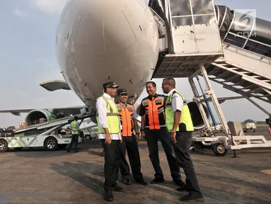 Menteri Perhubungan (Menhub) Budi Karya Sumadi (kiri) berbincang dengan Dirut Angkasa Pura II Muhammad Awaludin (dua kanan) saat meninjau pelayanan arus mudik di Bandara Halim Perdanakusuma, Jakarta, Senin (11/6). (Merdeka.com/Iqbal Nugroho)