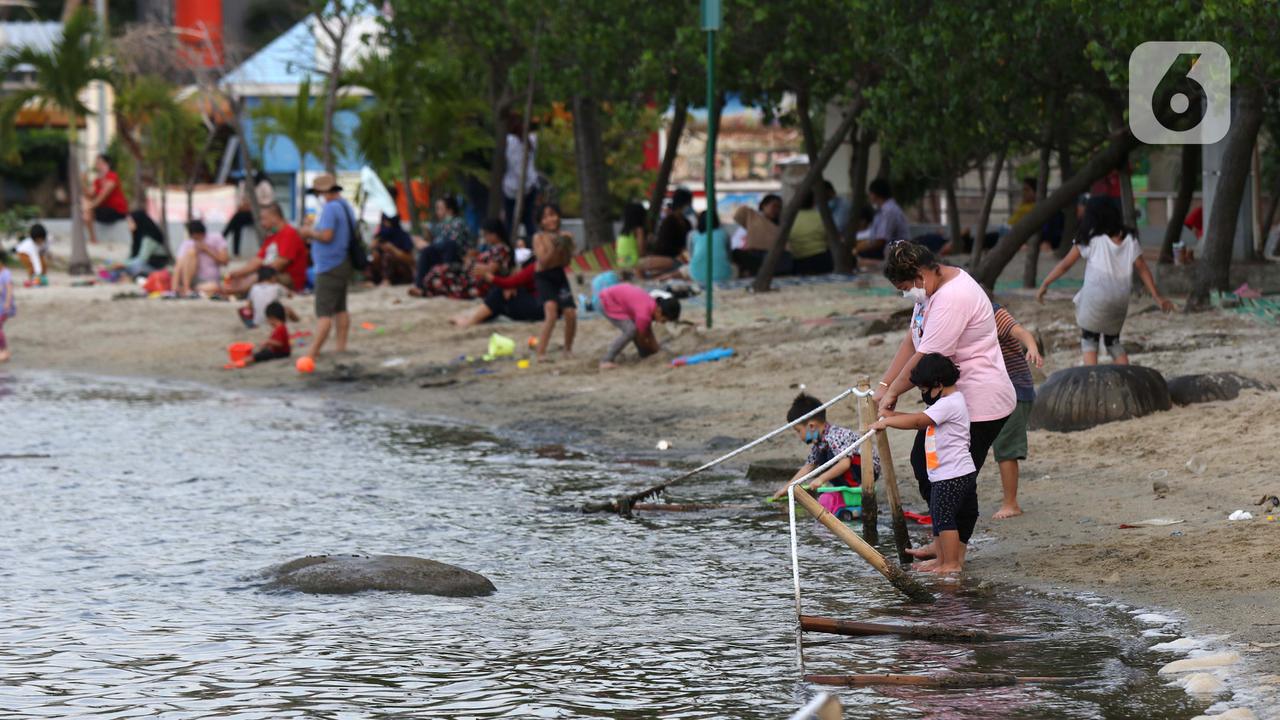 FOTO: Wisatawan Kunjungi Kawasan Wisata Pantai Ancol