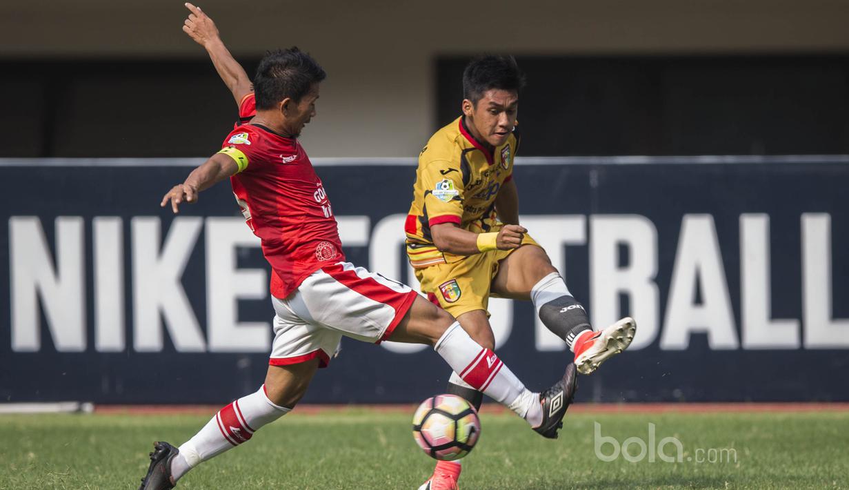 Gelandang Mitra Kukar, Septian David Maulana, berusaha melewati bek Persija, Ismed Sofyan, pada laga Liga 1 di Stadion Patriot, Bekasi, Minggu (14/5/2017). Kedua tim bermain imbang 1-1. (Bola.com/Vitalis Yogi Trisna)