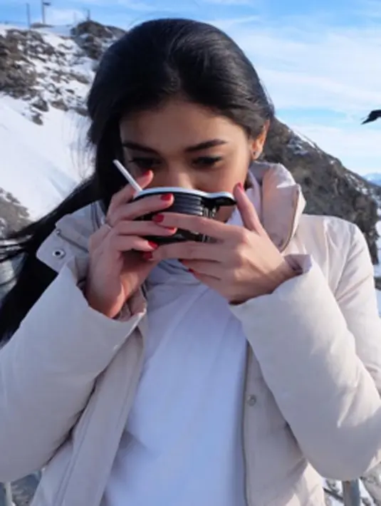 Pada saat liburan di Switzerland, Naysilla Mirdad mengabadikan momen keseruan liburannya lalu di unggah diakun instagram miliknya. (viainstagram@naymirdad/Bintang.com)