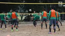 Pemain Timnas Indonesia U-23 melakukan permainan seperti sepak takraw di Lapangan Voli Pantai Kompleks Gelora Bung Karno, Jakarta, Rabu (17/1). Ini bagian dari penyegaran pemain usai berlatih di Lapangan C Komplek GBK. (Liputan6.com/Helmi Fithriansyah)