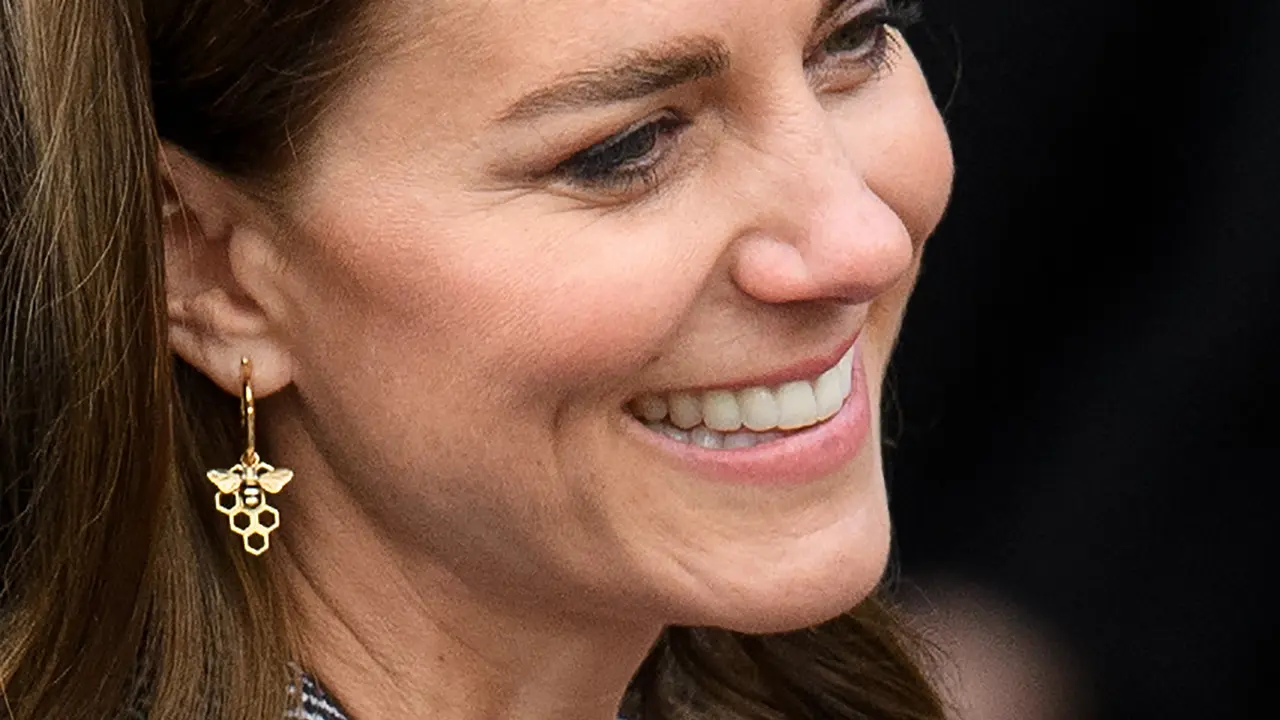 Arti Tersembunyi dari Anting-Anting Bermotif Lebah yang Dikenakan Kate Middleton
