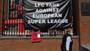 Poster anti Liga Super Eropa tergantung di luar stadion Anfield, markas klub sepak bola Liga Utama Inggris Liverpool, Senin (19/4/2021). (Foto: AFP/Paul Ellis)