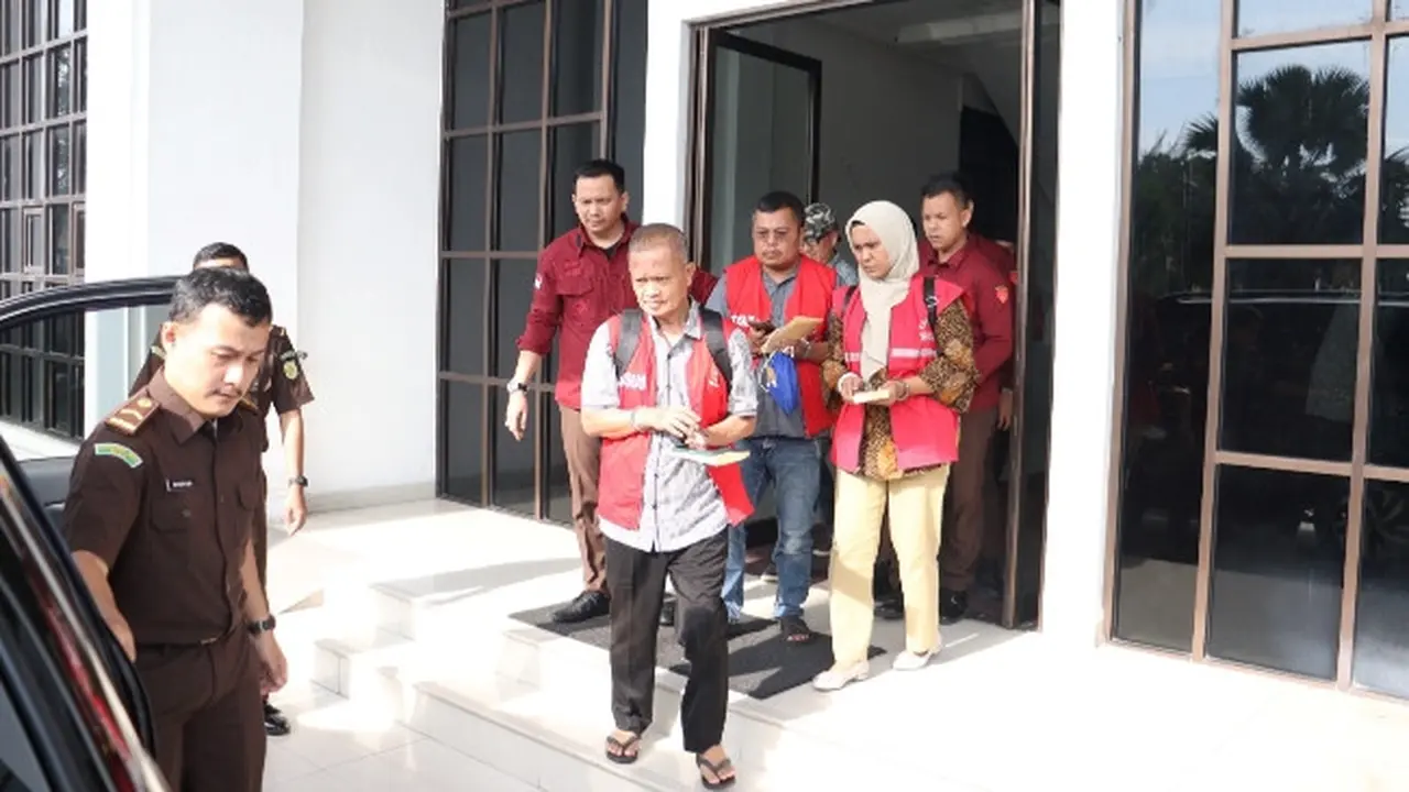 3 tersangka korupsi pupuk bersubsidi digiring petugas ke Kejari Bengkalis untuk dibawa ke Lapas.