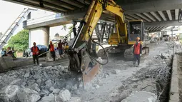Petugas melakukan pembongkaran jembatan Rawajati, Kalibata, Jakarta, Minggu (6/3/2016). Sebelumnya, Gubernur DKI Basuki Tjahaja Purnama meminta Dinas PU segera membongkar Jembatan tersebut. (Liputan6.com/Yoppy Renato)