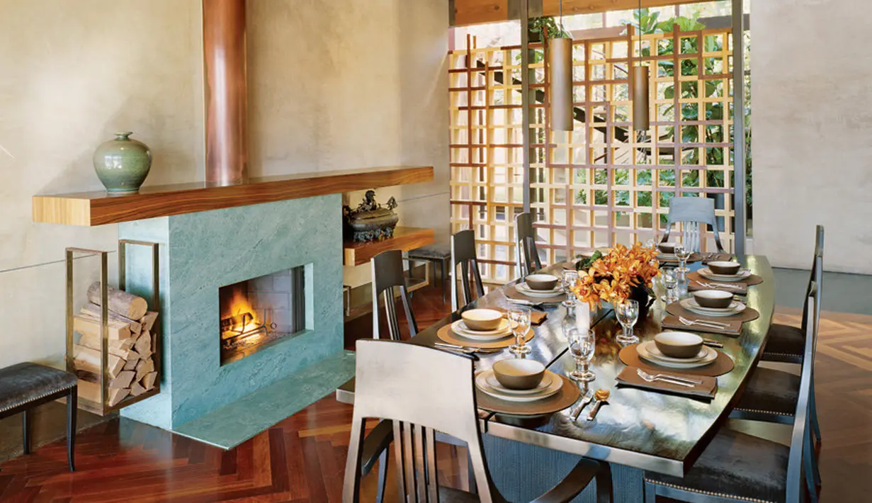 Beverly Hills - Mantan pasangan suami istri, Demi Moore dan Ashton Kutcher, menganut desain kontemporer secara utuh pada dining room miliknya. Material kayu digunakan sebagai pengganti papan gipsum pada plafon.(architecturaldigest.com)