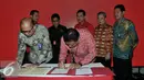 Vice President BRI Sigit Murtiyoso (Kiri), bersama Bendahara Umum PDIP Plly Dondokambey melakukan penandatangan MOU di saksikan Sekjen PDI Perjuangan Hasto Kristanto (Kedua Kiridi Jakarta, Selasa (20/10/2015). (Liputan6.com/Johan Tallo)