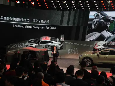 Presiden dan CEO Porsche China, Alexander Pollich, berbicara di samping Porsche Cayenne setelah diluncurkan di Beijing Auto Show 2026 atau Auto China 2026, Jumat 24 April 2026. Beijing Auto Show atau Auto China 2026 resmi dibuka. (AP Photo/Andy Wong)