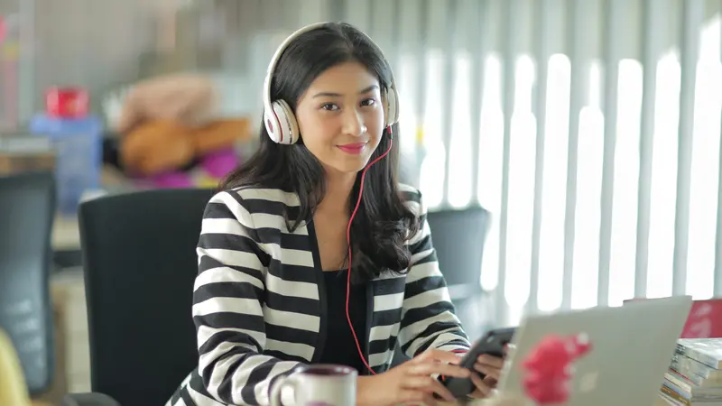 cantik bahagia single lajang karir mendengarkan lagu headset