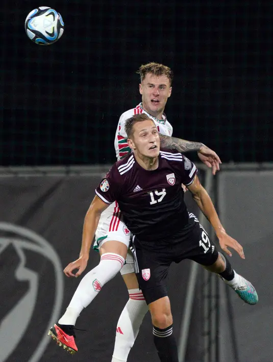 Aaron Ramsey mencetak gol ke-100 dalam kariernya saat membantu Wales mengalahkan Latvia. (AP Photo/Roman Koksarov)