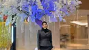 Sebagai salah satu tamu yang menarik perhatian, Aurel Hermansyah mengenakan dress peplum hitam dengan detail rok mermaid dari desainer Ayung Berinda. Kombinasi potongan peplum dan mermaid memberikan ilusi tubuh yang ramping sekaligus menonjolkan sisi feminin Aurel.  [@aurelie.hermansyah].